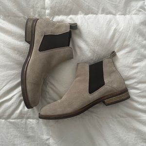 ⚡️LAST CHANCE⚡️ Clarks Women's Memi Top Ankle Boot